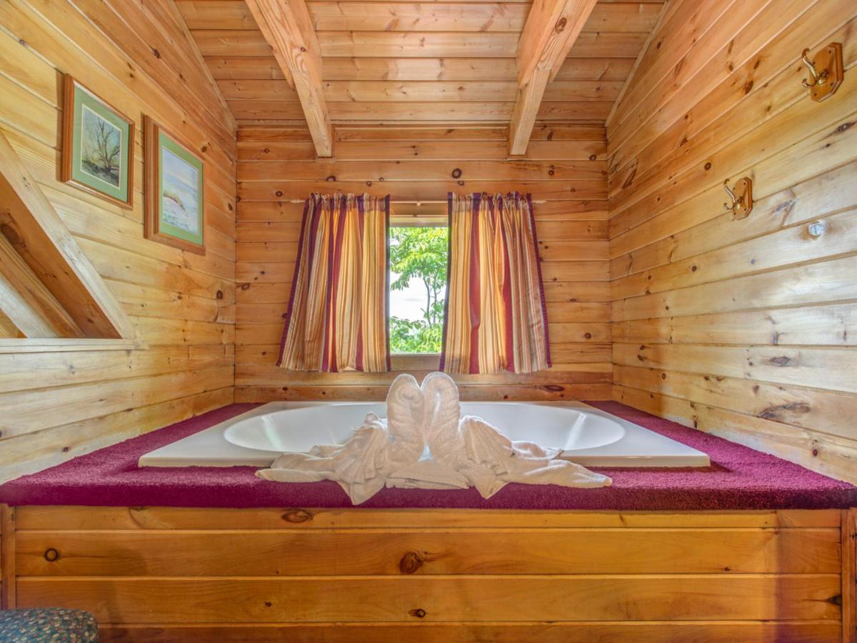 Bear Tracks, 2 Bedrooms, Hot Tub, Fireplace, Wifi, Jetted Tub, Sleeps 6 Gatlinburg Eksteriør bilde